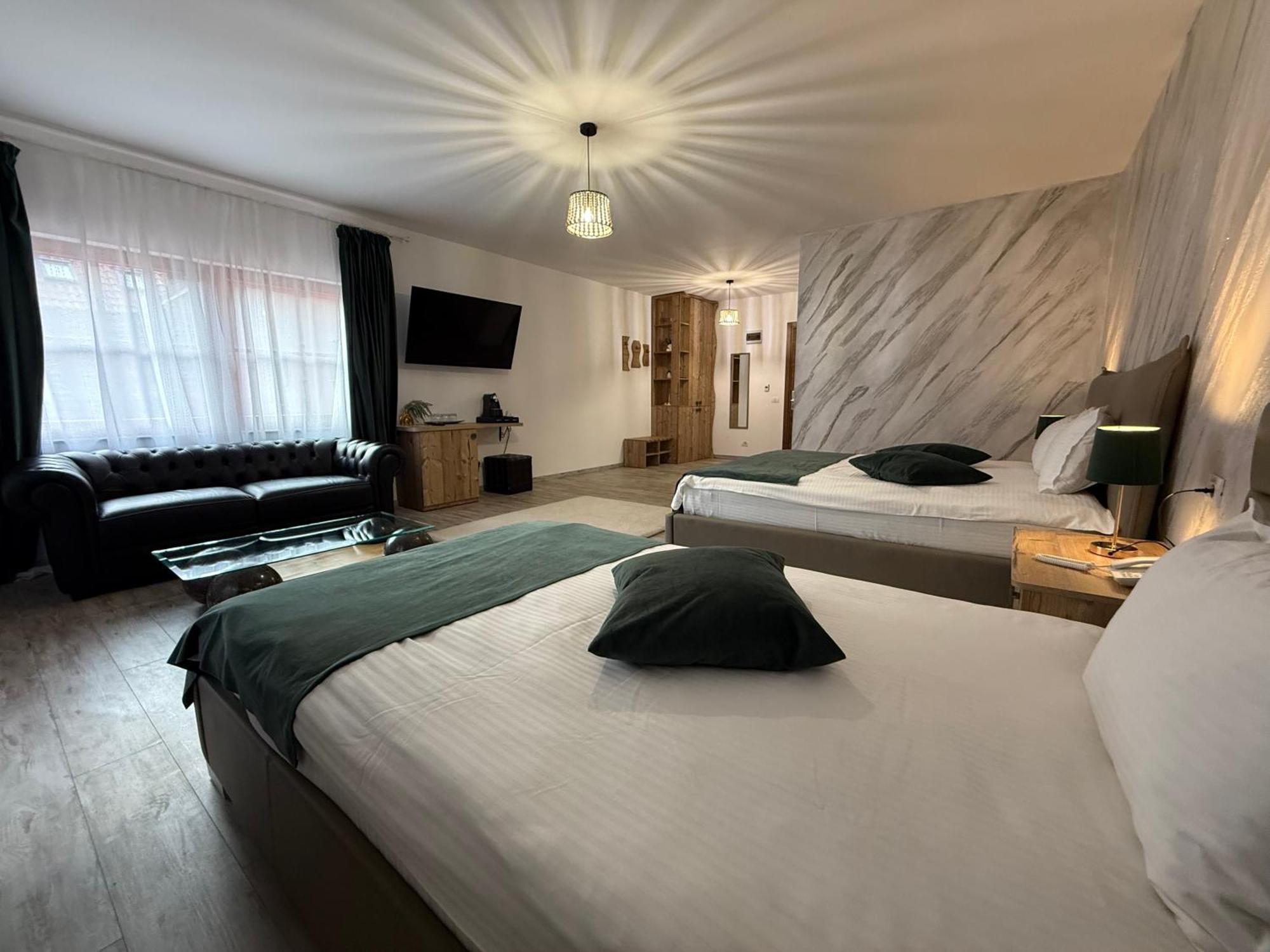 Conacul Radacinilor Hotel Petroşani Екстериор снимка