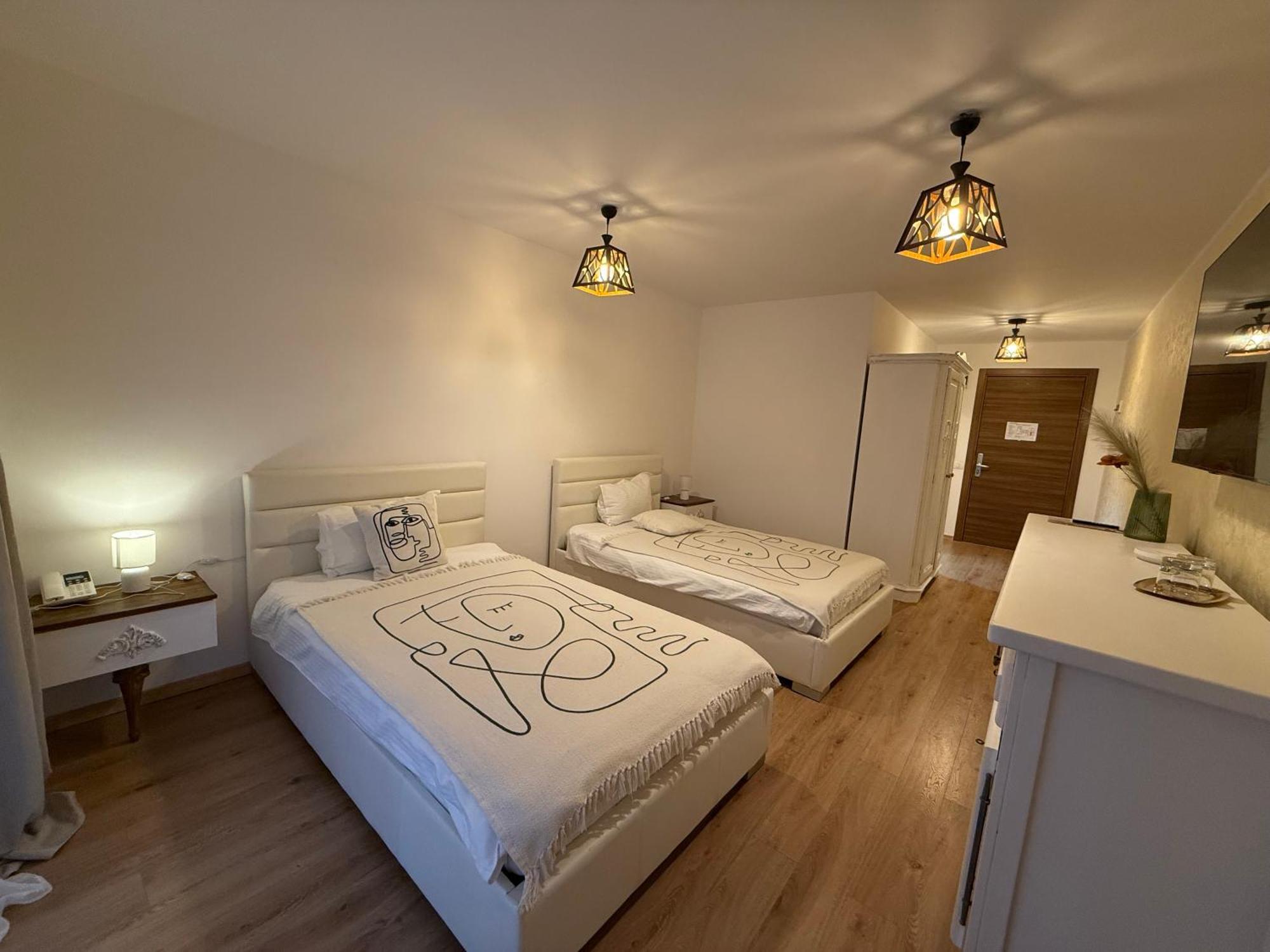Conacul Radacinilor Hotel Petroşani Екстериор снимка