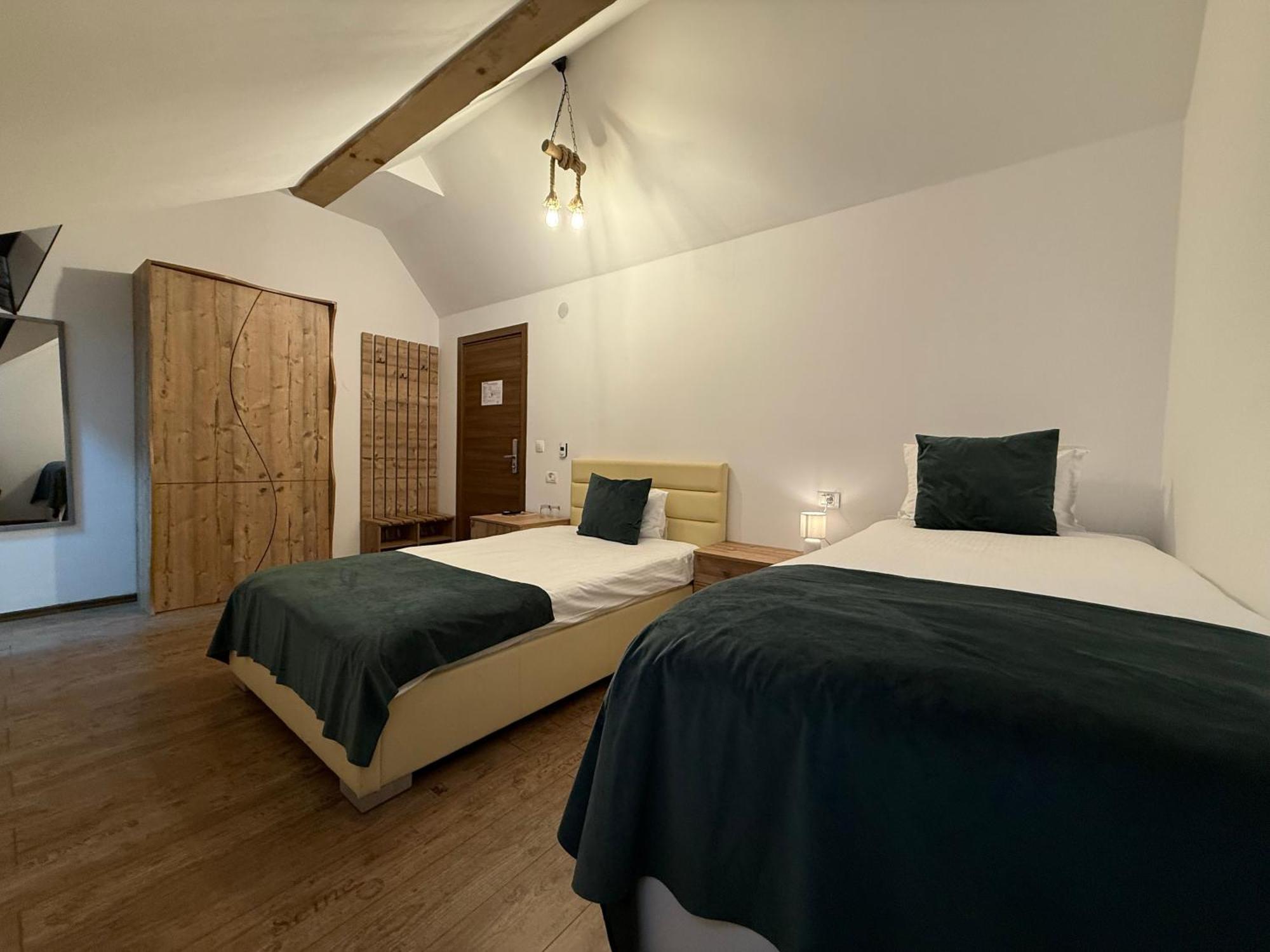 Conacul Radacinilor Hotel Petroşani Екстериор снимка