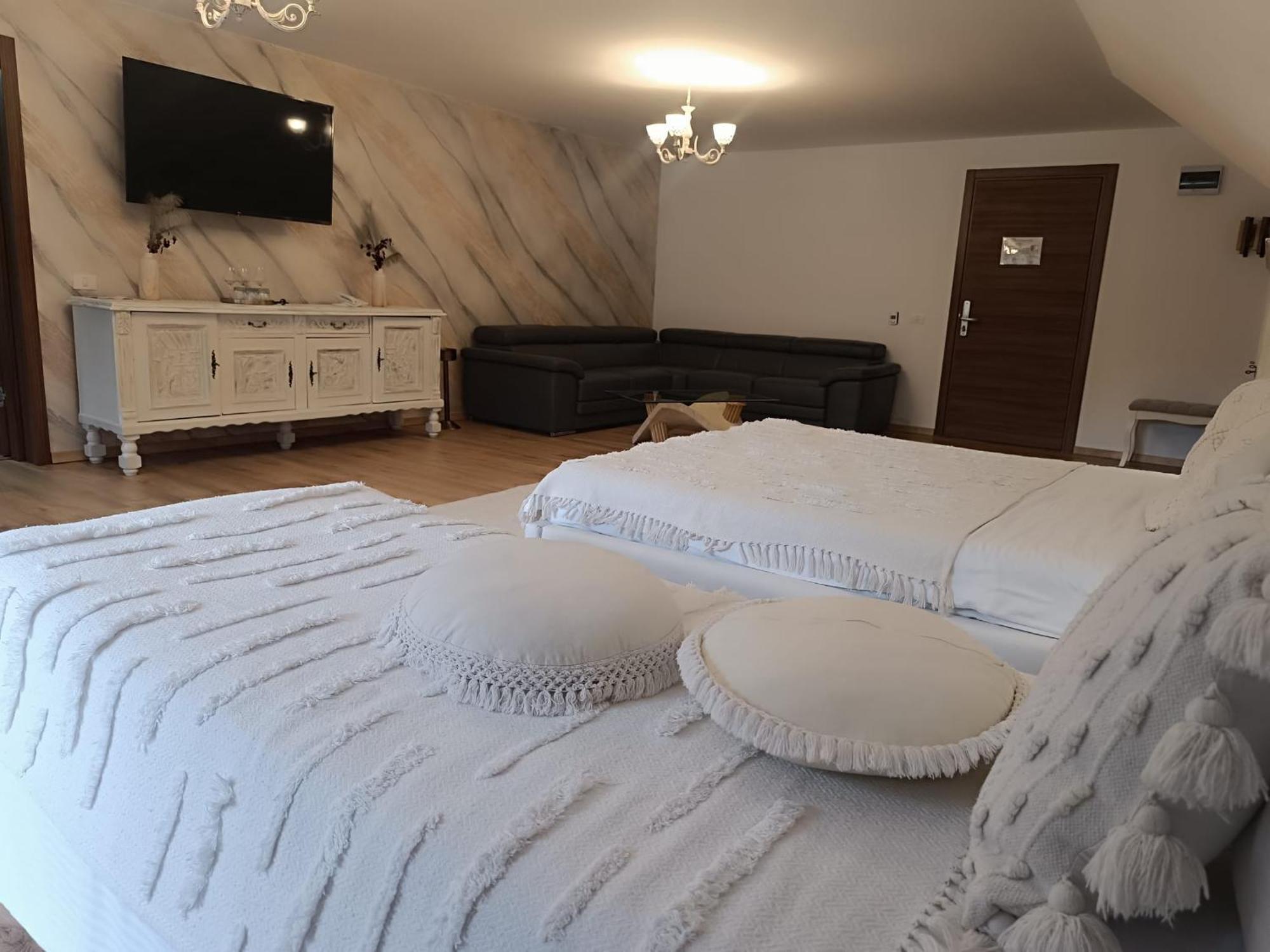 Conacul Radacinilor Hotel Petroşani Екстериор снимка